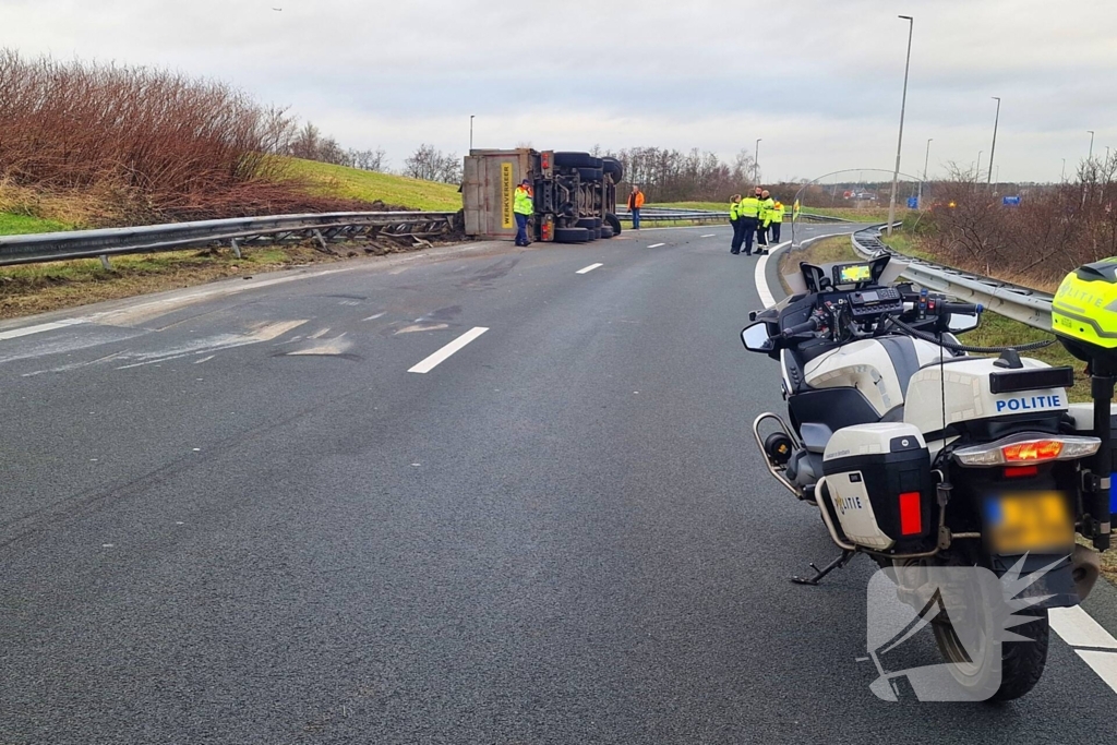 Vrachtwagen gekanteld, chauffeur naar ziekenhuis