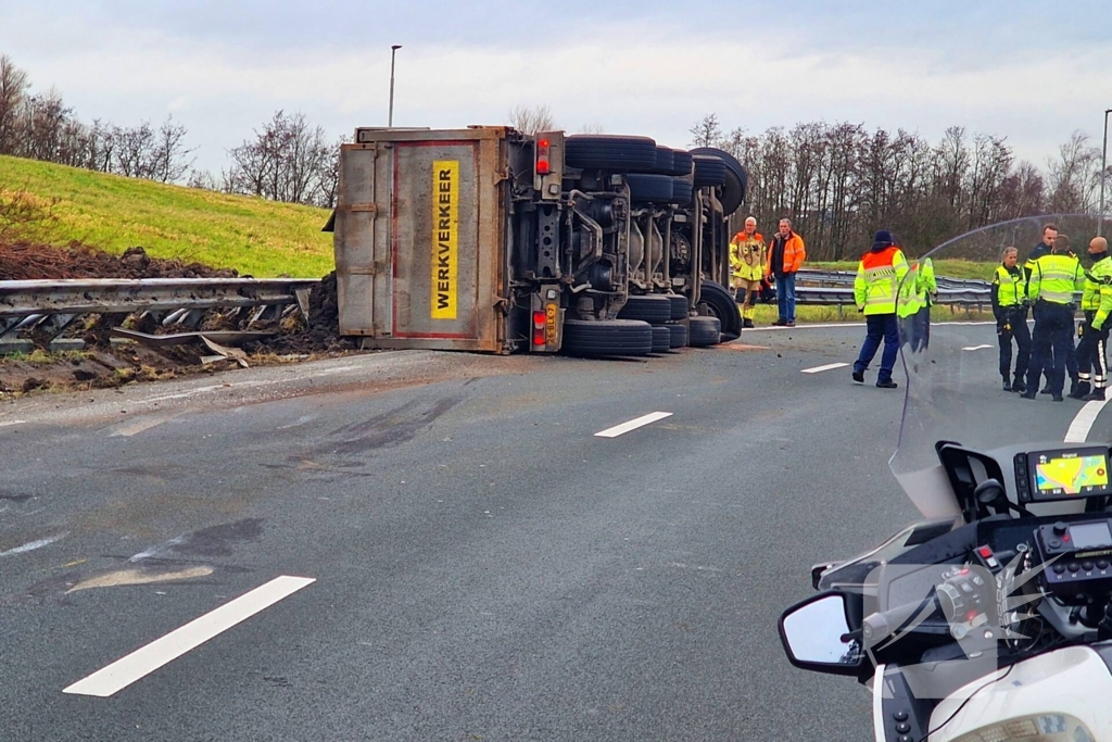 Vrachtwagen gekanteld, chauffeur naar ziekenhuis