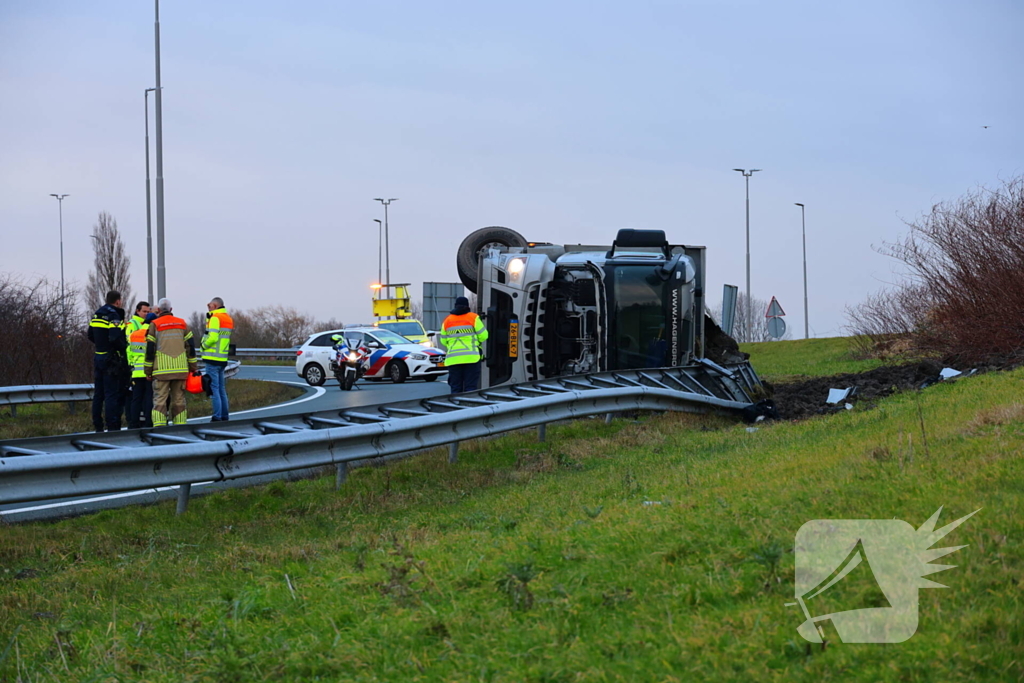 Vrachtwagen gekanteld, chauffeur naar ziekenhuis