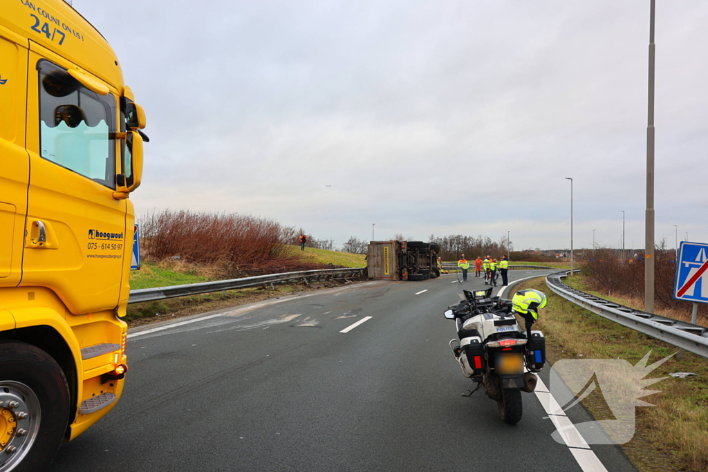 Vrachtwagen gekanteld, chauffeur naar ziekenhuis