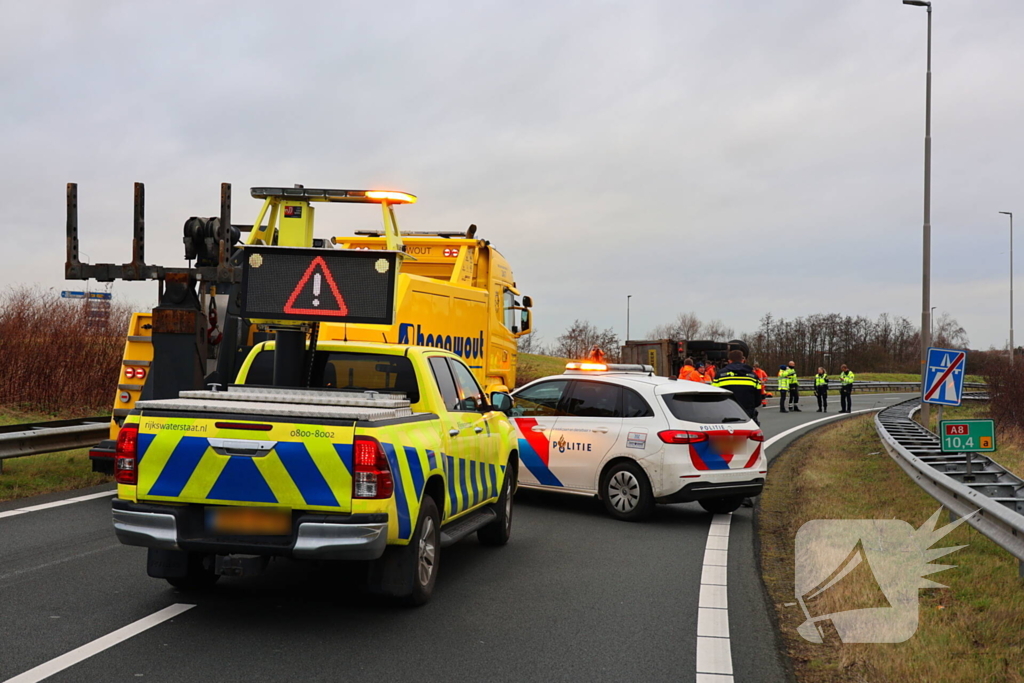 Vrachtwagen gekanteld, chauffeur naar ziekenhuis