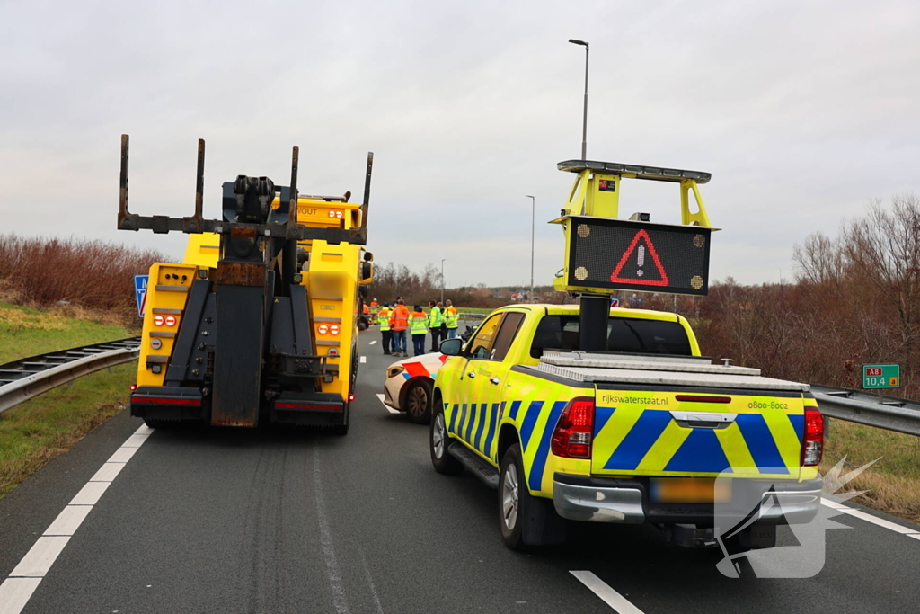 Vrachtwagen gekanteld, chauffeur naar ziekenhuis