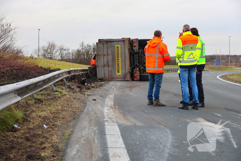 Vrachtwagen gekanteld, chauffeur naar ziekenhuis