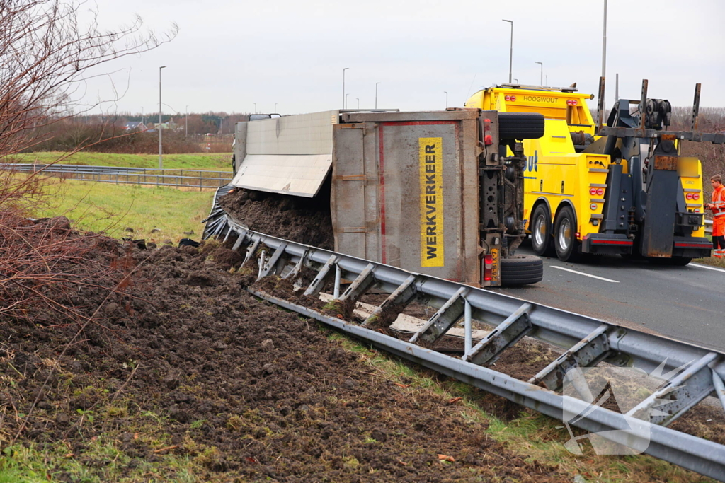 Vrachtwagen gekanteld, chauffeur naar ziekenhuis