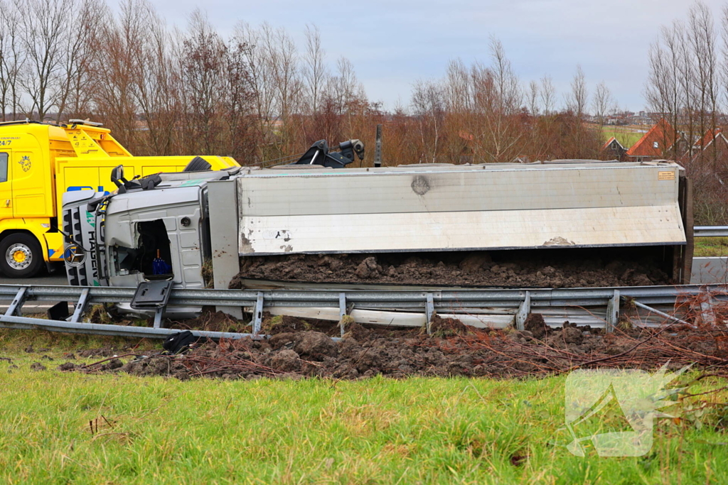 Vrachtwagen gekanteld, chauffeur naar ziekenhuis