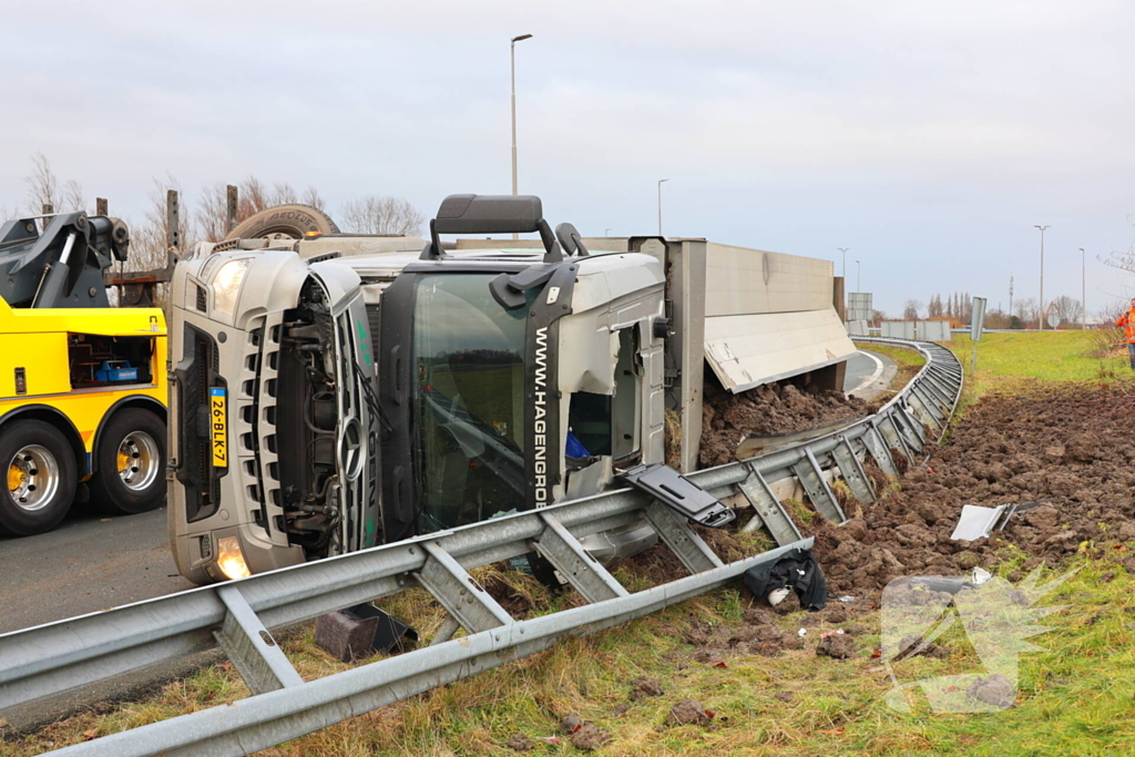 Vrachtwagen gekanteld, chauffeur naar ziekenhuis