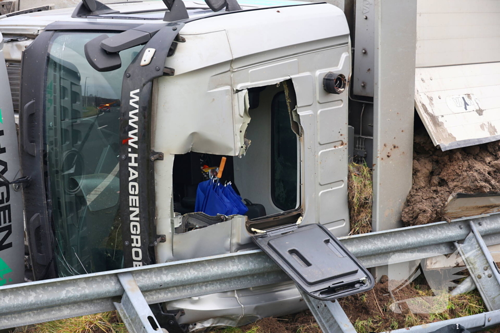 Vrachtwagen gekanteld, chauffeur naar ziekenhuis