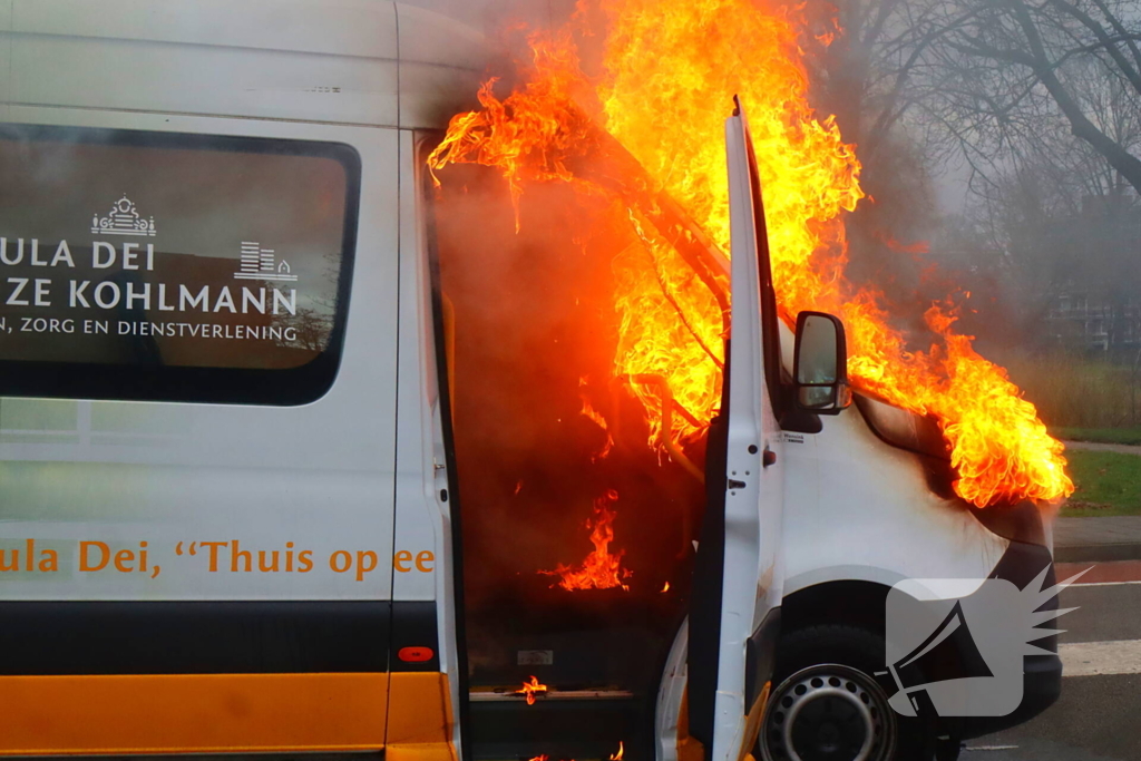Personenbus volledig in brand