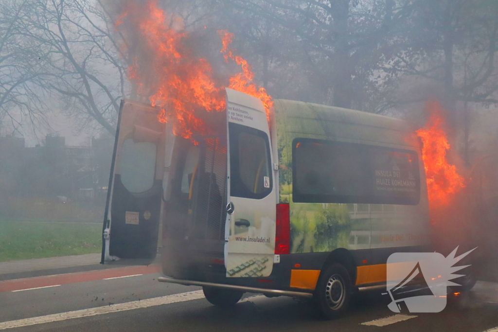 Personenbus volledig in brand