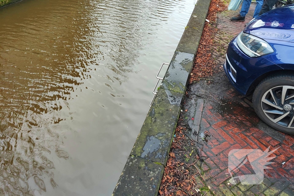 Omstanders redden persoon uit water