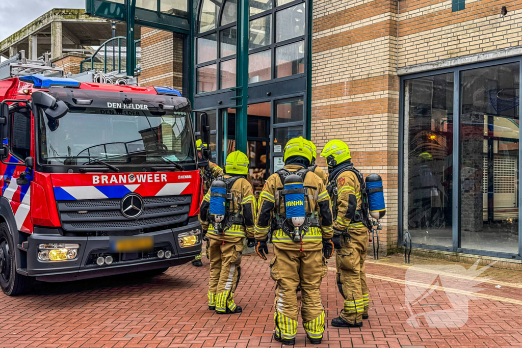 Brandweer oefent in leegstaand winkelcentrum