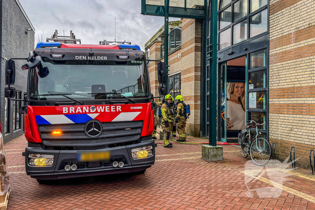 Brandweer oefent in leegstaand winkelcentrum