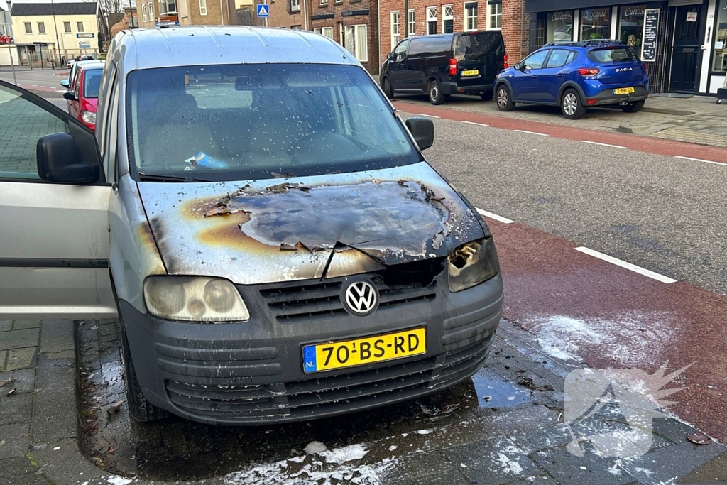 Brand aan voorzijden van bestelbus