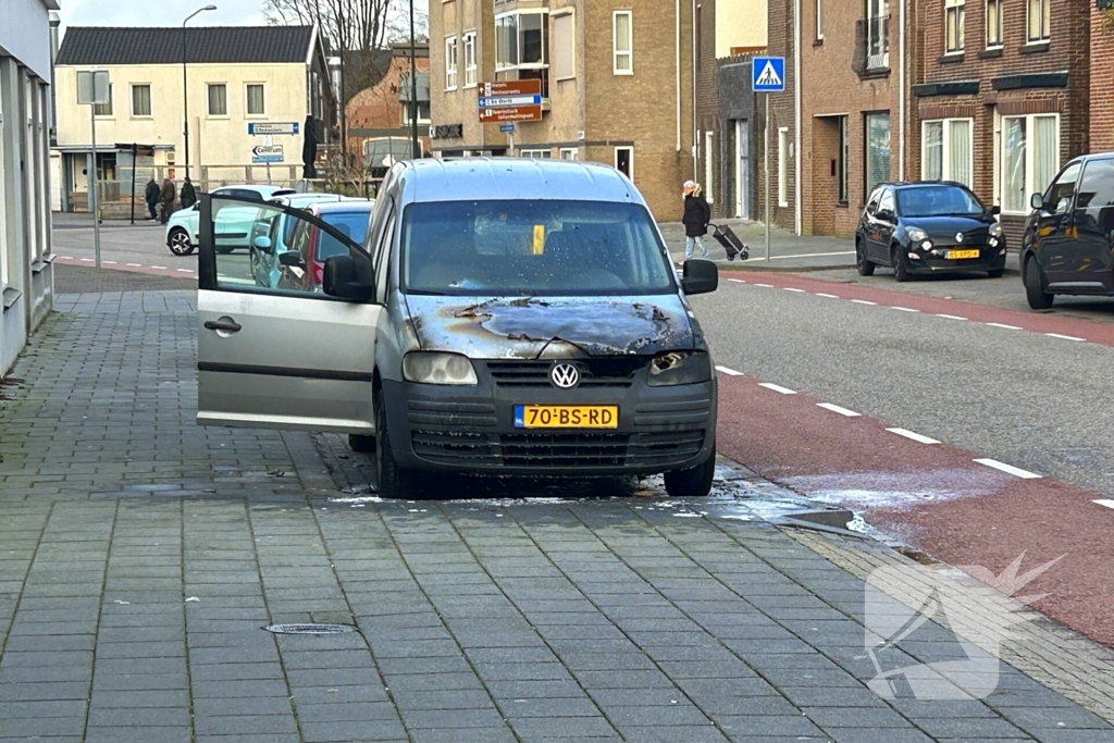 Brand aan voorzijden van bestelbus