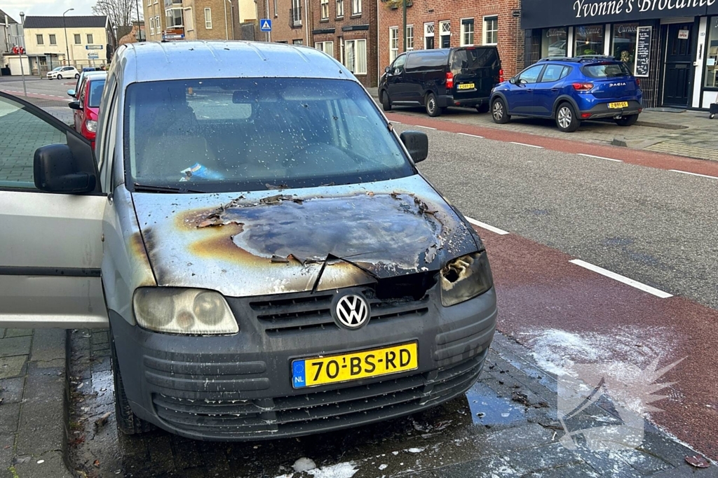 Brand aan voorzijden van bestelbus