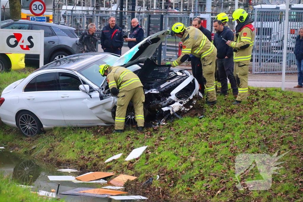 Bestuurder bevrijdt door brandweer bij fikse aanrijding