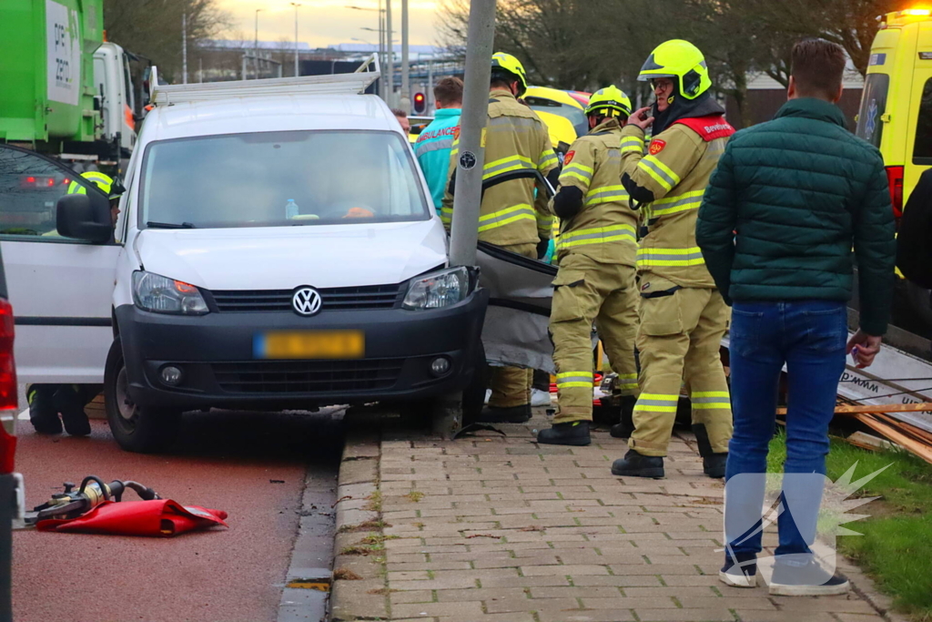 Bestuurder bevrijdt door brandweer bij fikse aanrijding