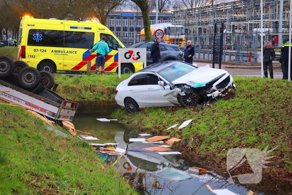 Bestuurder bevrijdt door brandweer bij fikse aanrijding