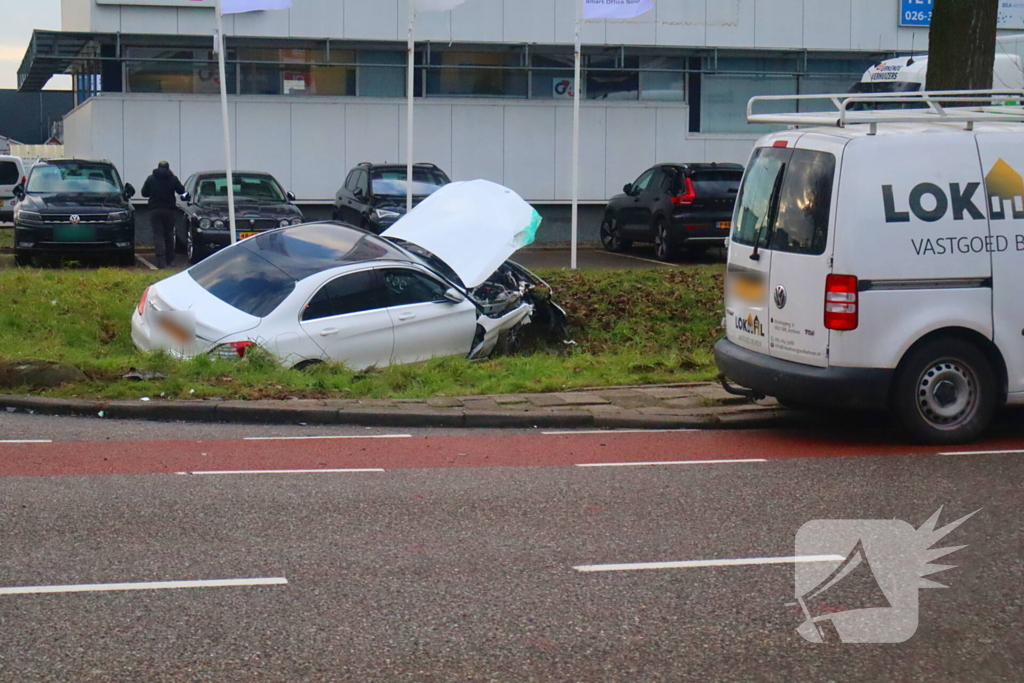 Bestuurder bevrijdt door brandweer bij fikse aanrijding