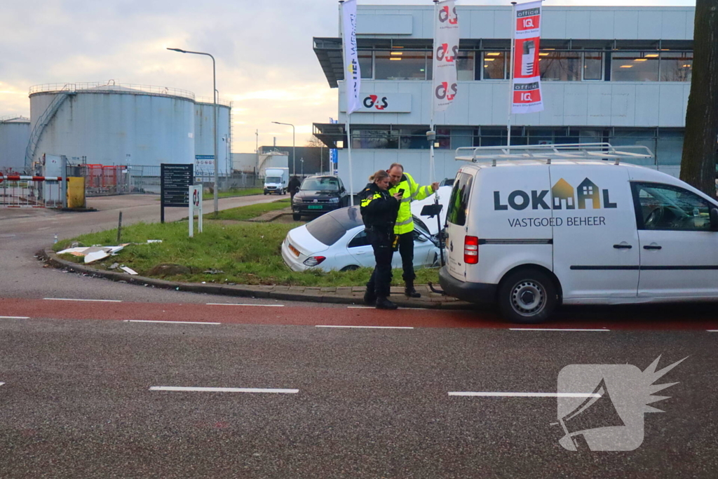 Bestuurder bevrijdt door brandweer bij fikse aanrijding