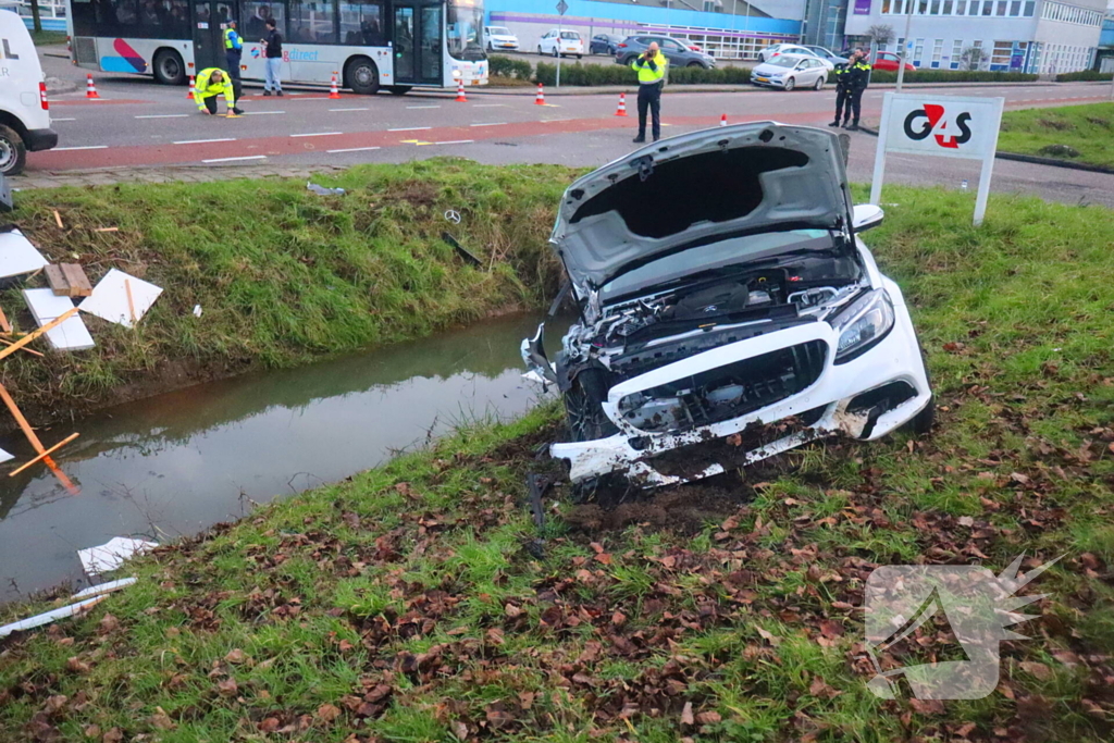 Bestuurder bevrijdt door brandweer bij fikse aanrijding