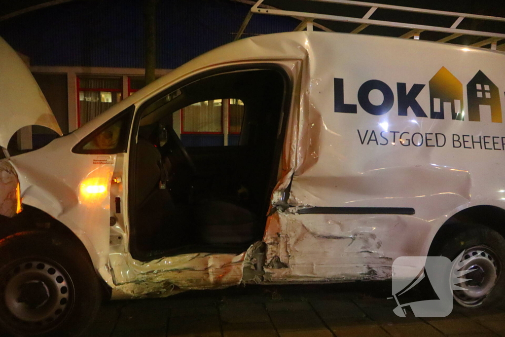 Bestuurder bevrijdt door brandweer bij fikse aanrijding