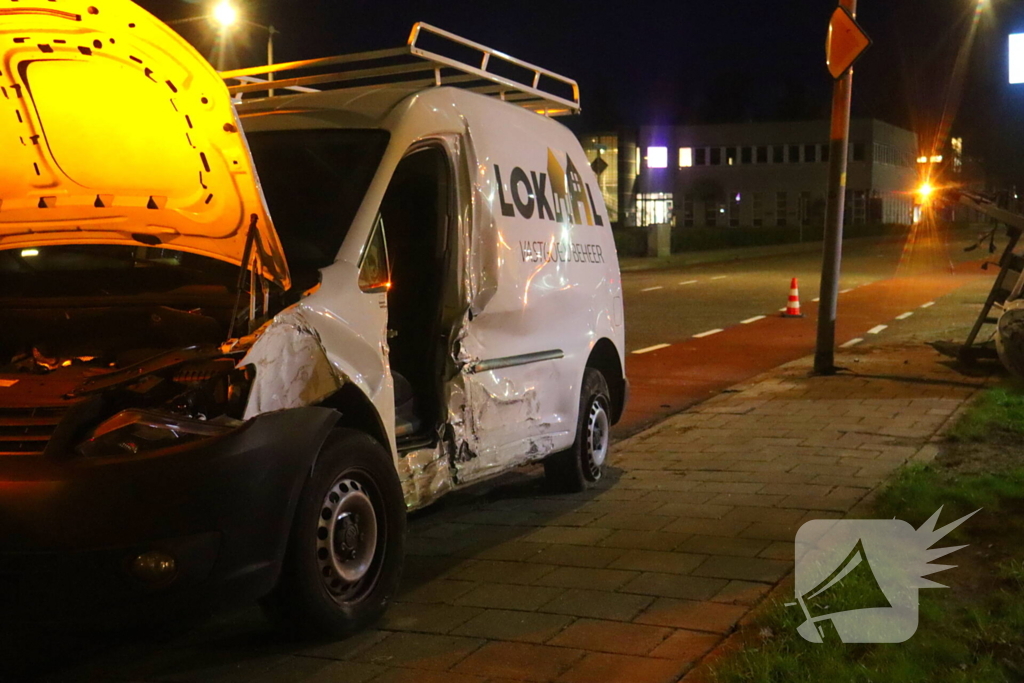 Bestuurder bevrijdt door brandweer bij fikse aanrijding