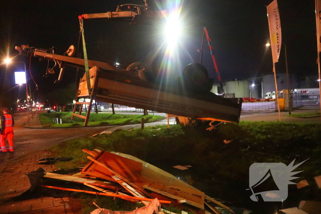 Bestuurder bevrijdt door brandweer bij fikse aanrijding