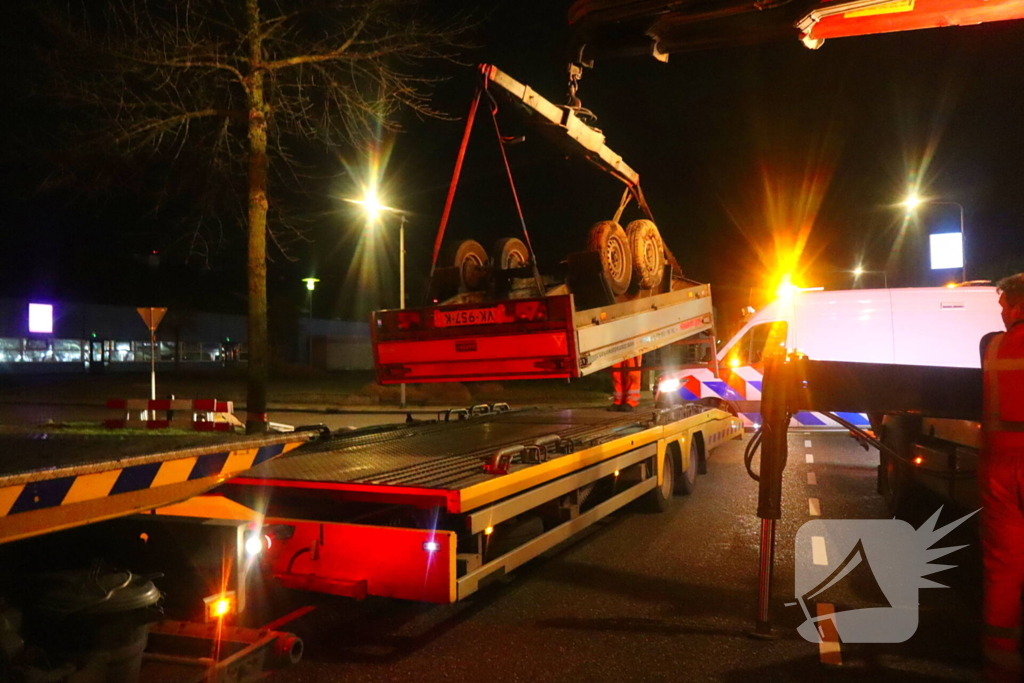 Bestuurder bevrijdt door brandweer bij fikse aanrijding