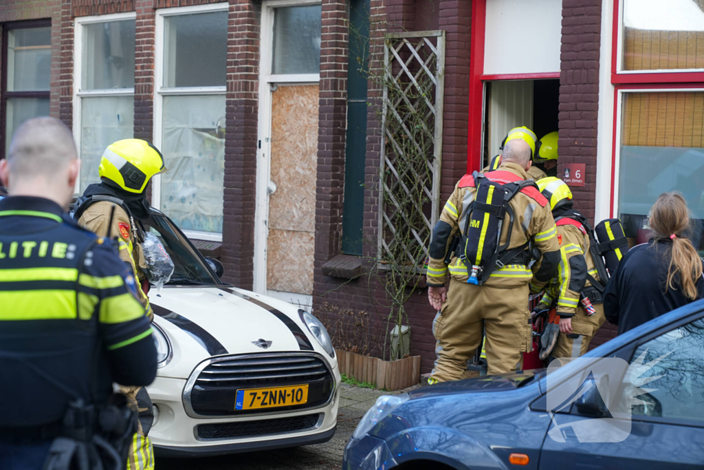 Brandweer verricht sloopwerkzaamheden vanwege brand