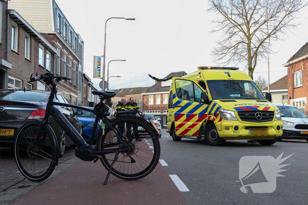 Bestuurder speed pedelec rijdt tegen openslaande autodeur