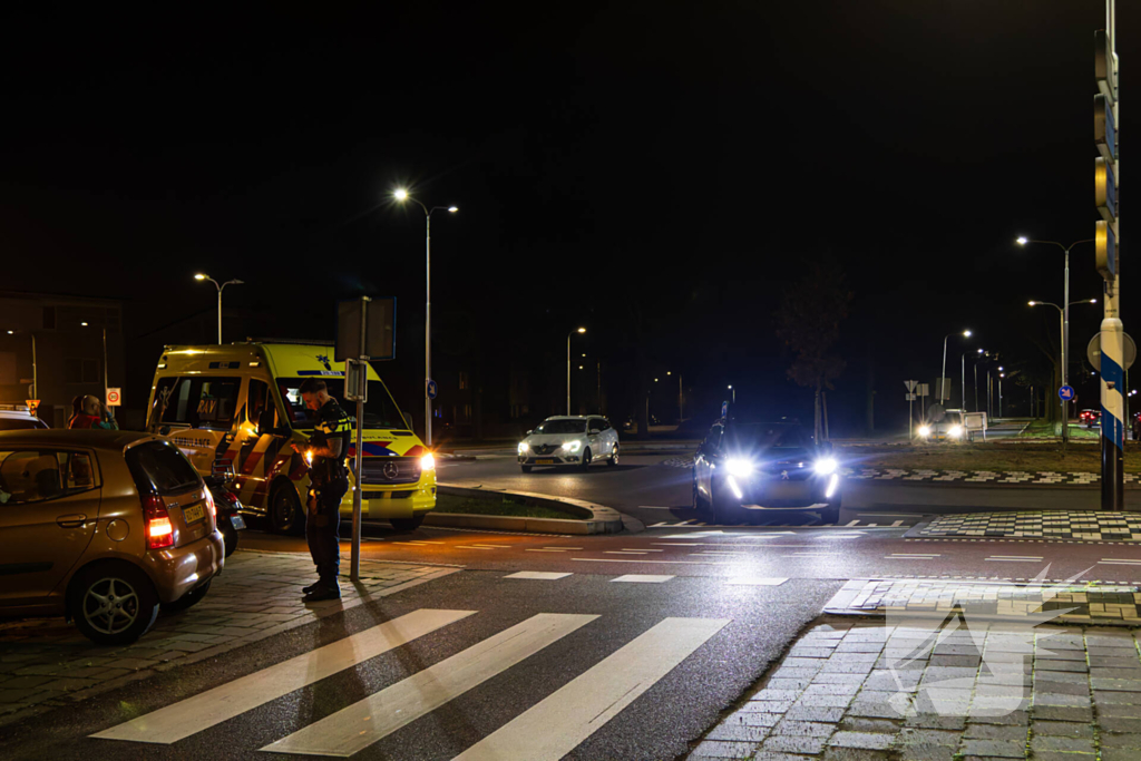 Scooterrijder en auto botsen