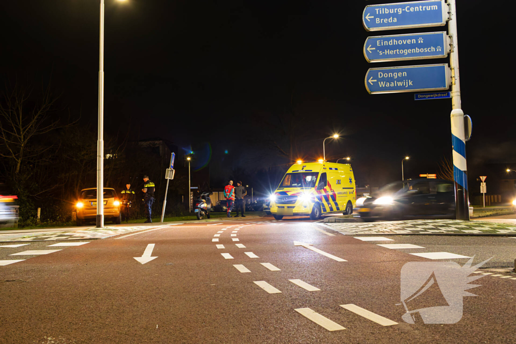 Scooterrijder en auto botsen