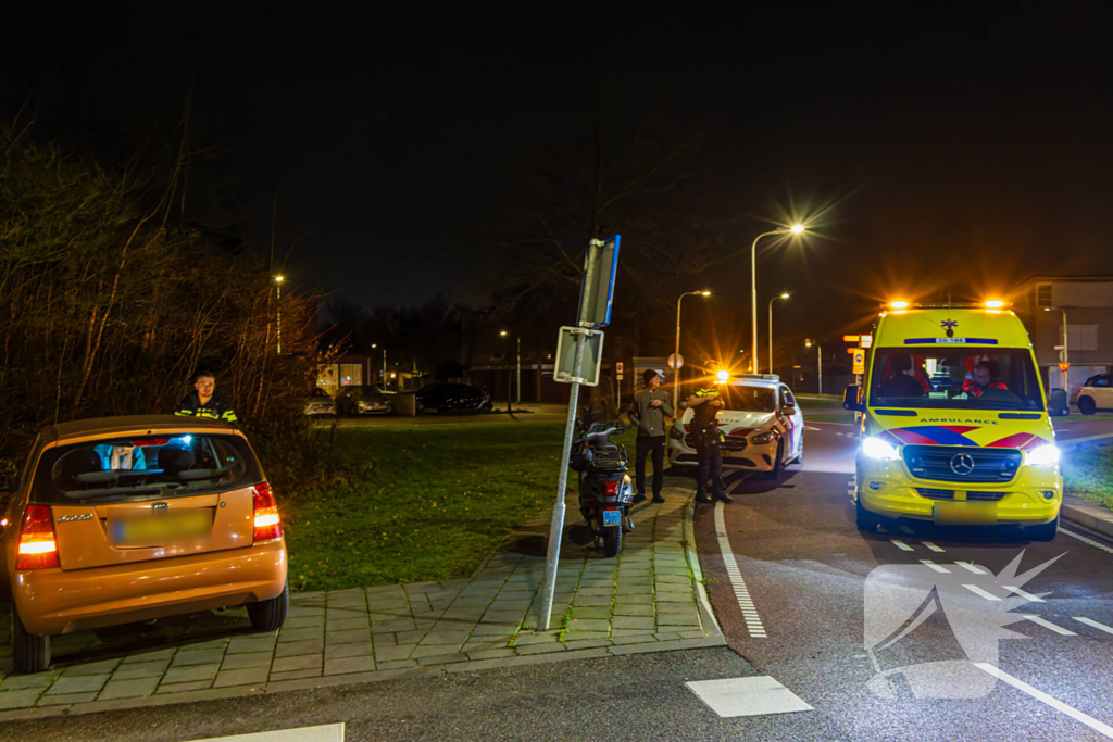 Scooterrijder en auto botsen