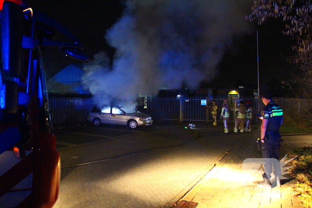 Geparkeerde auto vliegt in brand