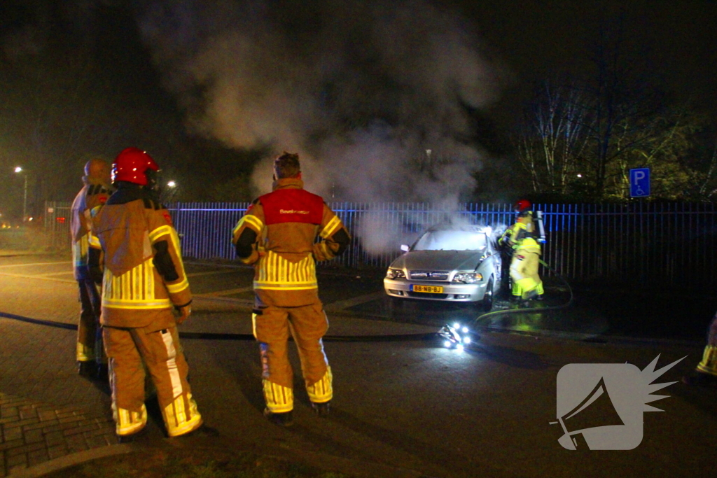 Geparkeerde auto vliegt in brand