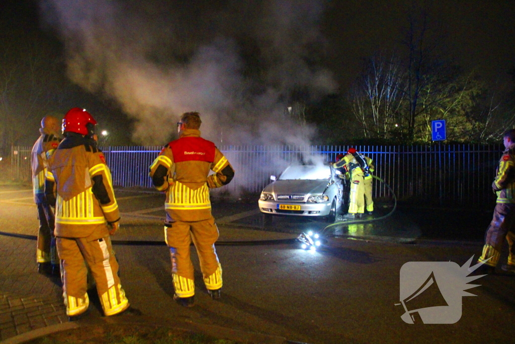 Geparkeerde auto vliegt in brand