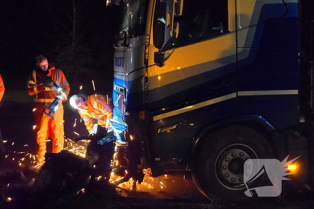 Chauffeur rijdt rechtdoor op rotonde en knalt tegen boom