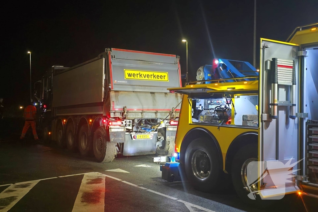 Chauffeur rijdt rechtdoor op rotonde en knalt tegen boom