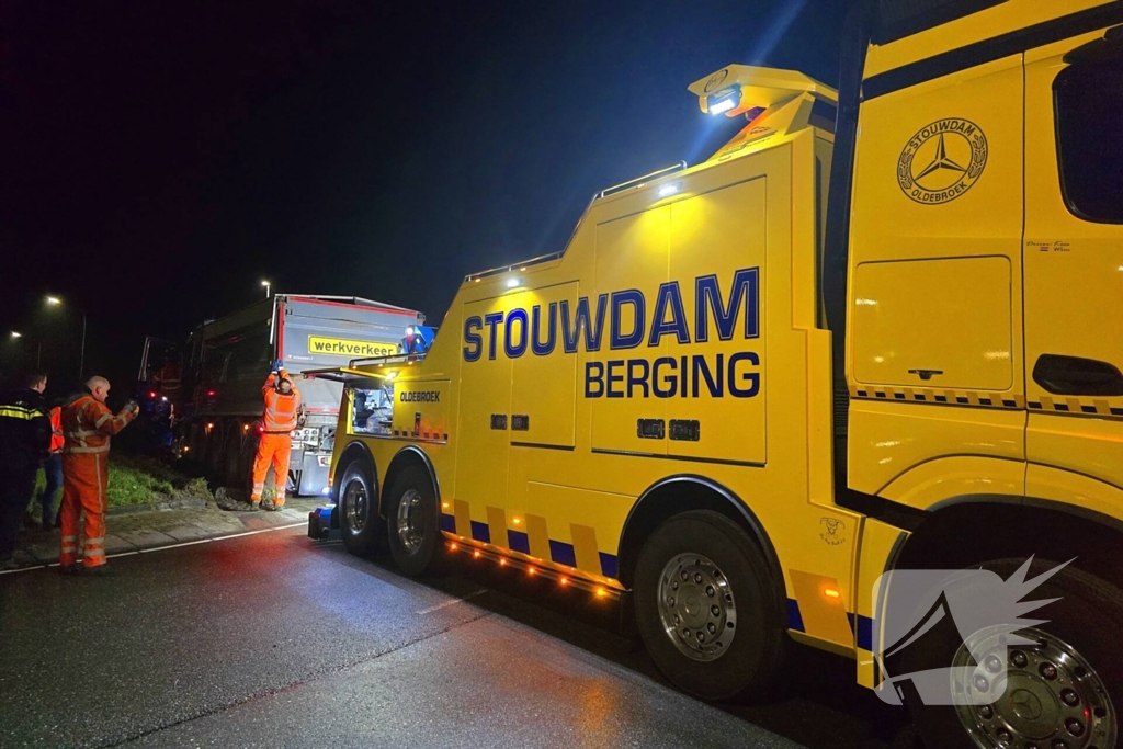 Chauffeur rijdt rechtdoor op rotonde en knalt tegen boom