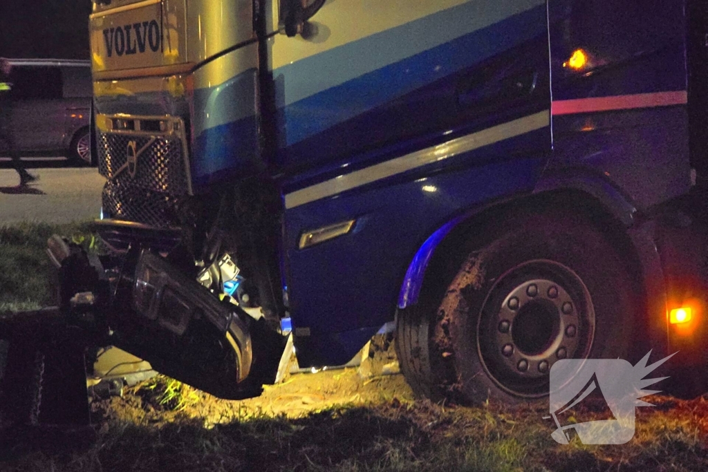 Chauffeur rijdt rechtdoor op rotonde en knalt tegen boom