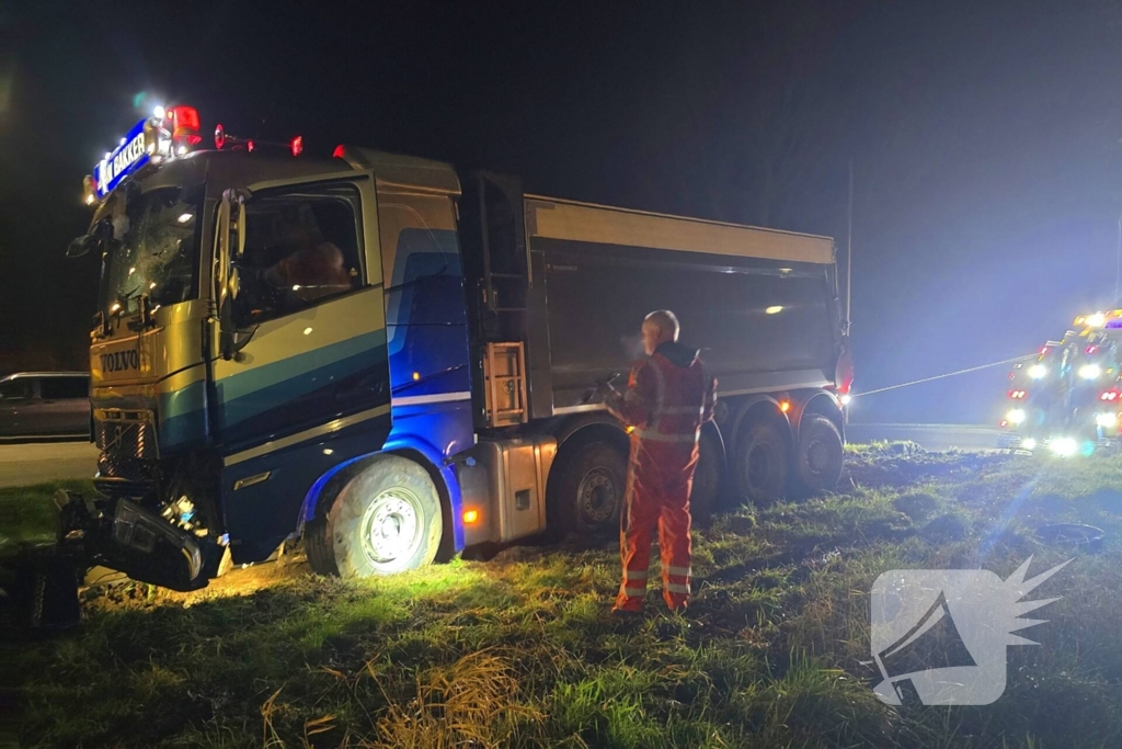 Chauffeur rijdt rechtdoor op rotonde en knalt tegen boom