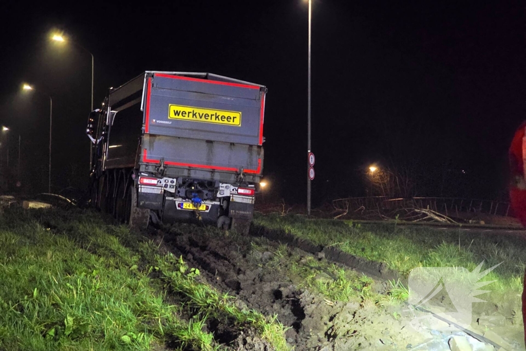 Chauffeur rijdt rechtdoor op rotonde en knalt tegen boom