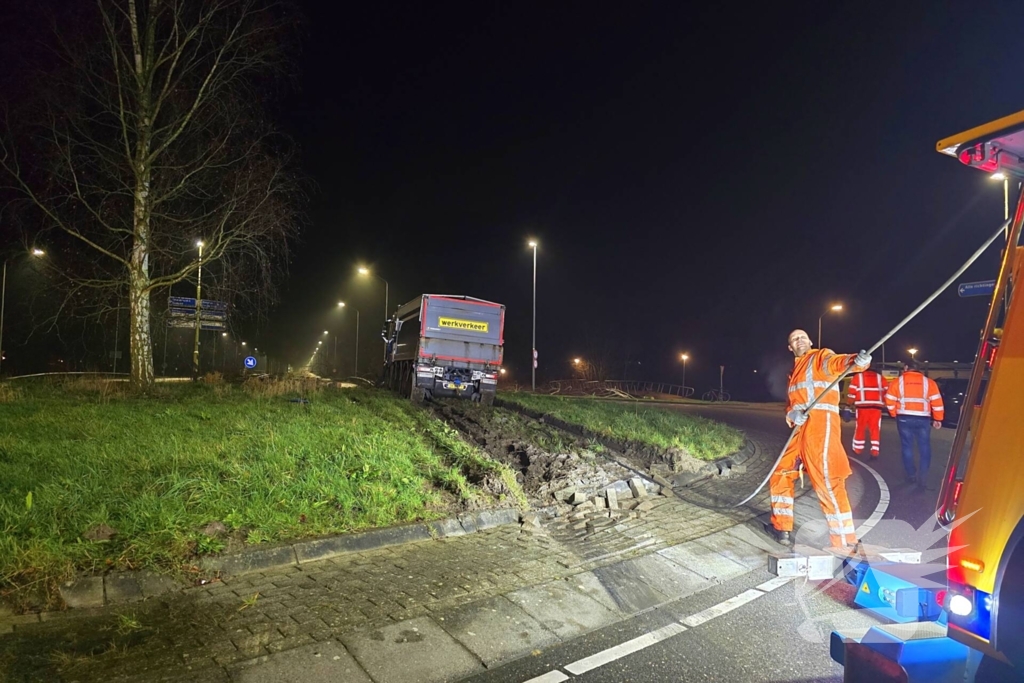 Chauffeur rijdt rechtdoor op rotonde en knalt tegen boom