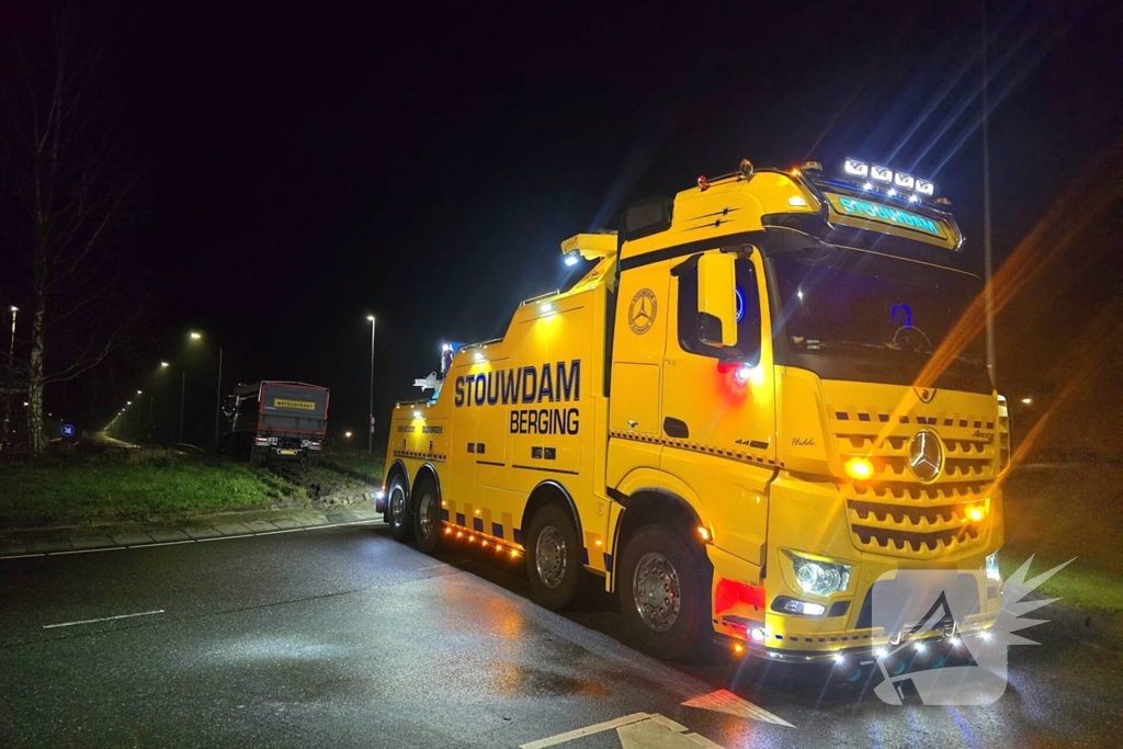 Chauffeur rijdt rechtdoor op rotonde en knalt tegen boom