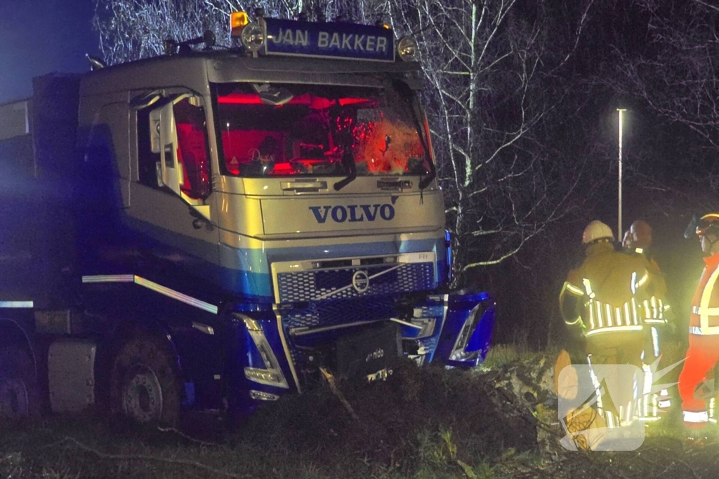 Chauffeur rijdt rechtdoor op rotonde en knalt tegen boom