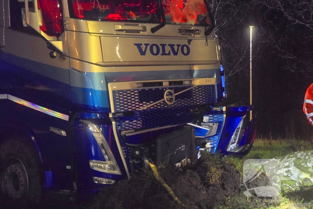 Chauffeur rijdt rechtdoor op rotonde en knalt tegen boom
