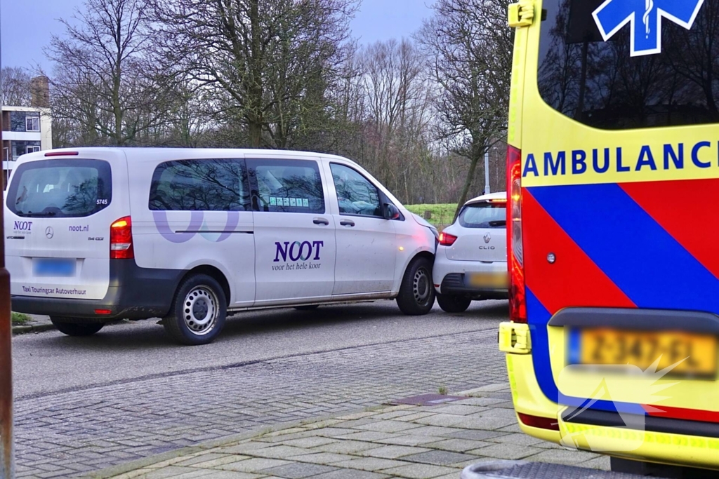 Taxibus met kinderen botst op personenauto