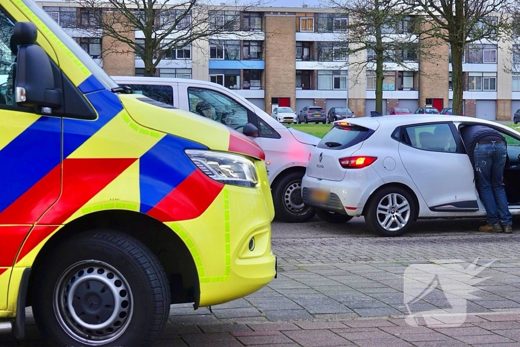 Taxibus met kinderen botst op personenauto