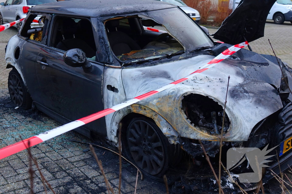 Politie doet onderzoek naar oorzaak autobrand